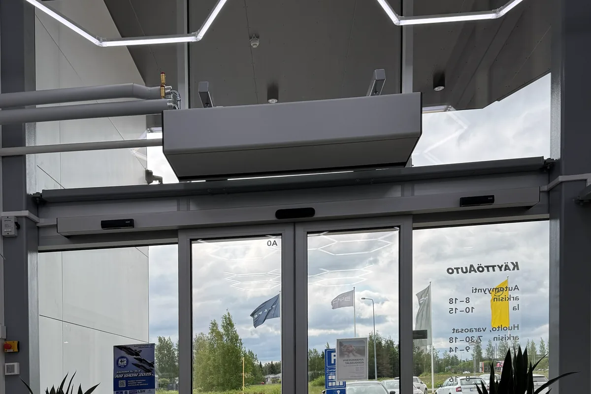 Luftridåaggregat ovanför entrén hos Käyttöauto i Seinäjoki